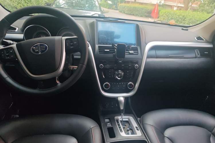 Used Bestune X80 2013 2.0L automatic luxury version Center Console