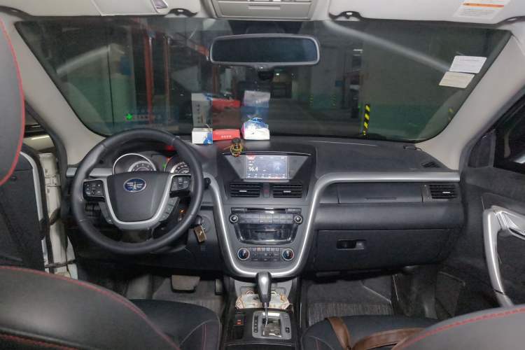 Used Bestune X80 2013 2.0L automatic luxury version Center Console