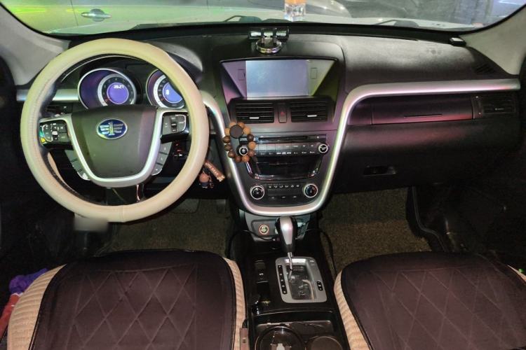 Used Bestune X80 2013 2.0L automatic comfort version Center Console