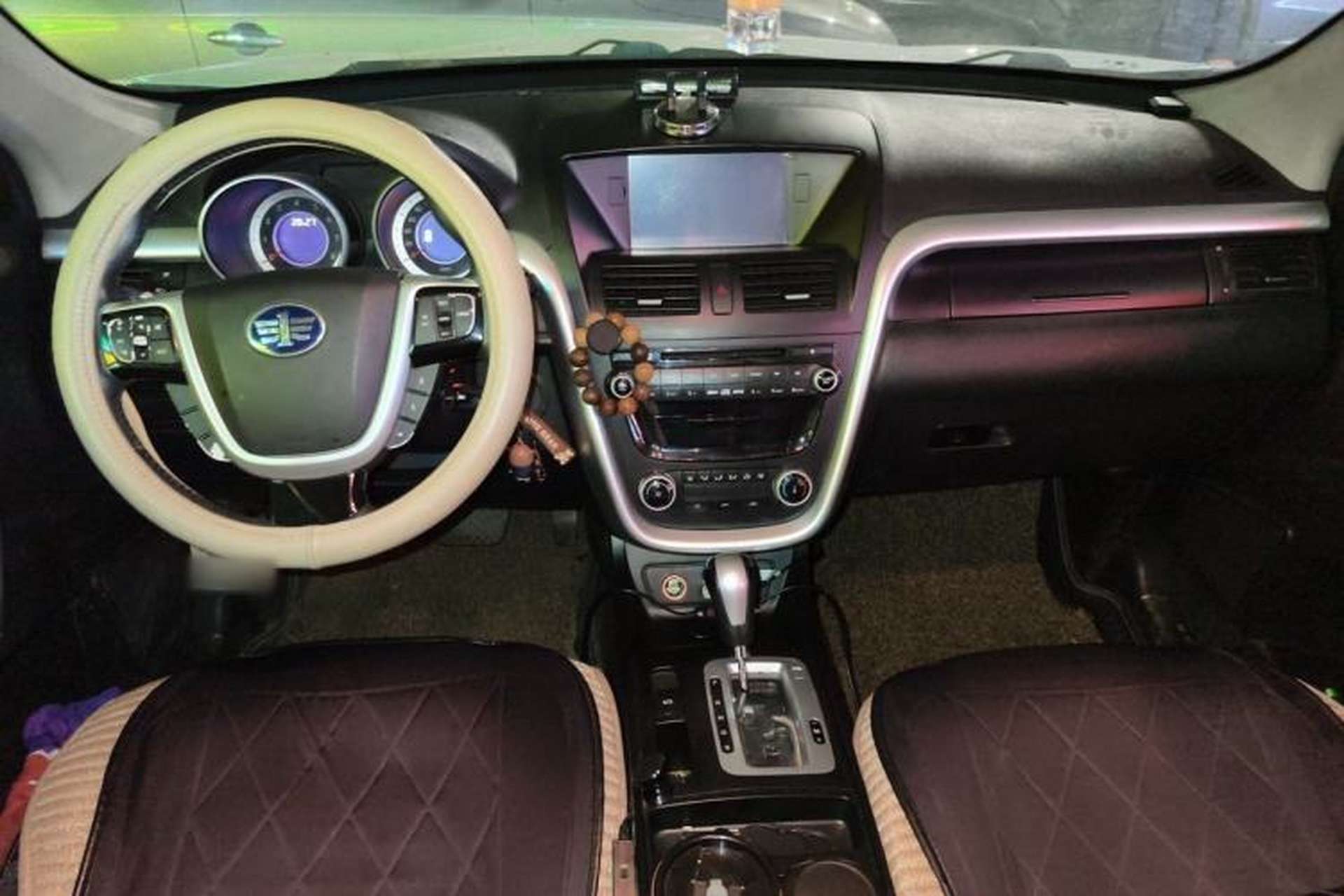 Used Bestune X80 2013 2.0L automatic comfort version Center Console