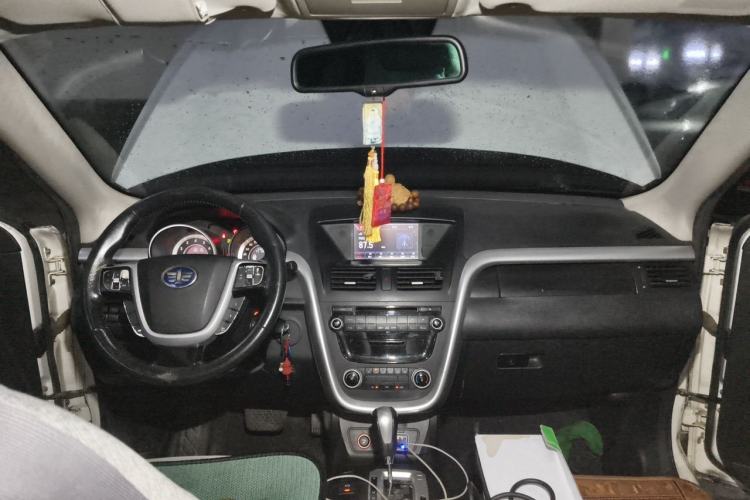 Used Bestune X80 2013 2.0L automatic comfort version Center Console