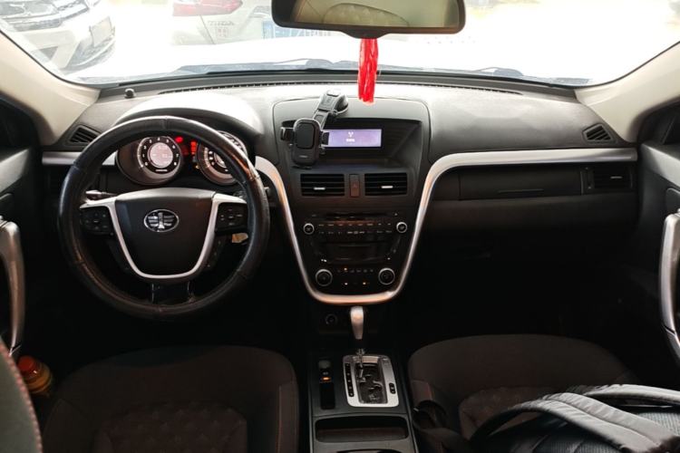 Used Bestune X80 2013 2.0L automatic comfort version Center Console