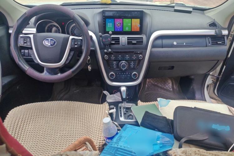 Used Bestune X80 2013 2.0L automatic luxury version Center Console