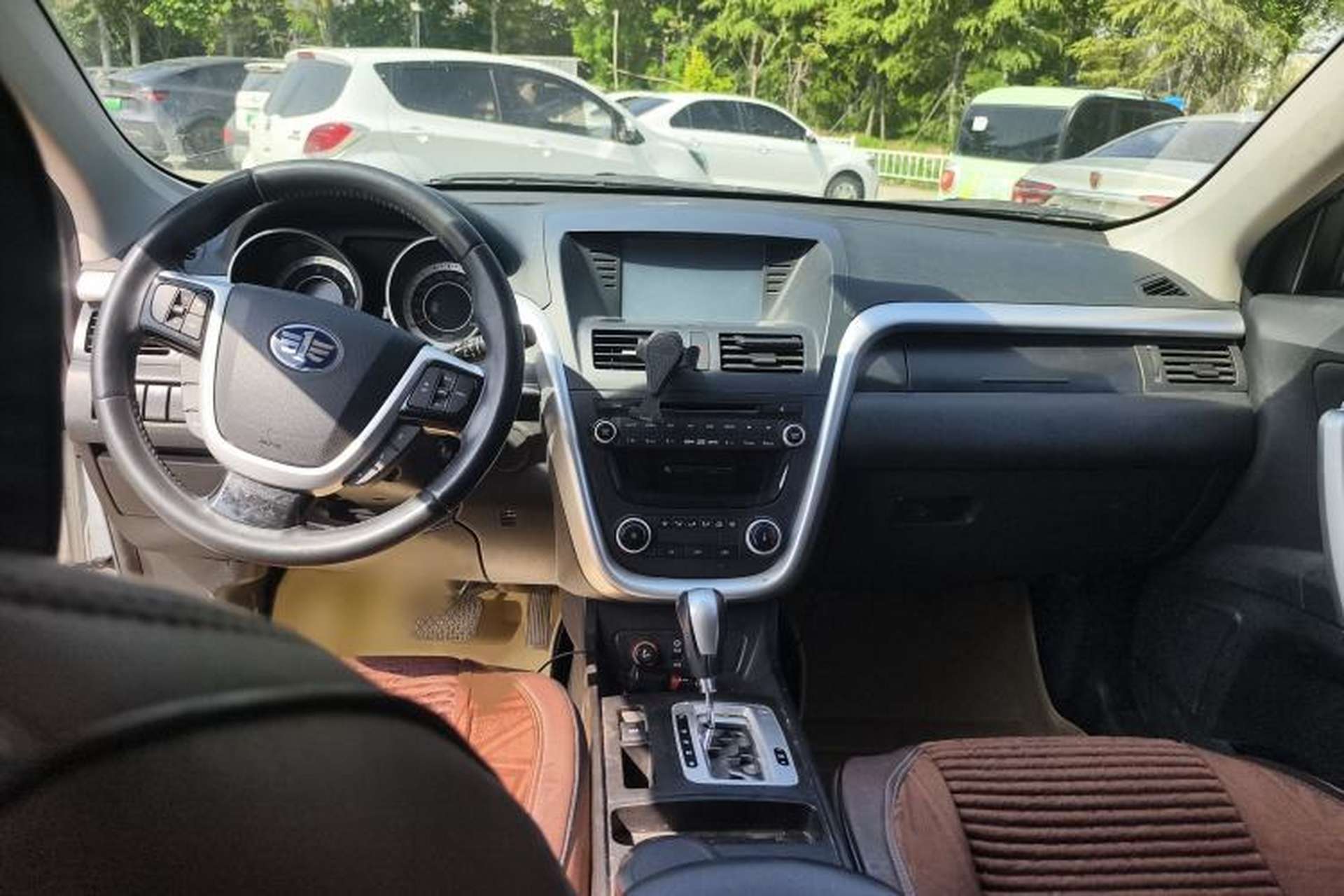 Used Bestune X80 2013 2.0L automatic comfort version Center Console