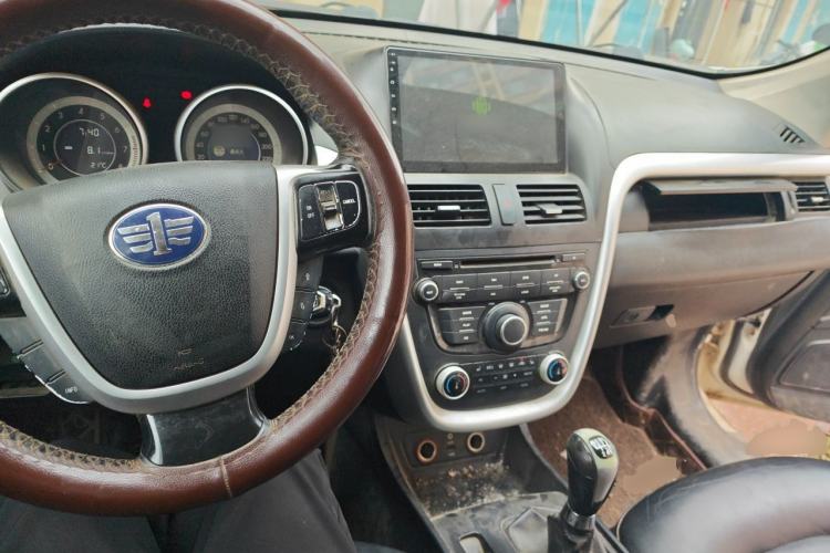 Used Bestune X80 2013 2.0L manual luxury version Center Console