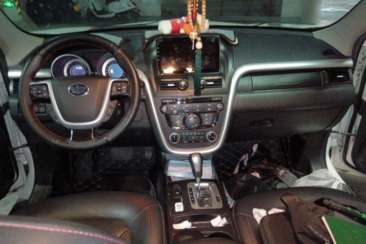 Used Bestune X80 2013 2.0L automatic luxury version Center Console