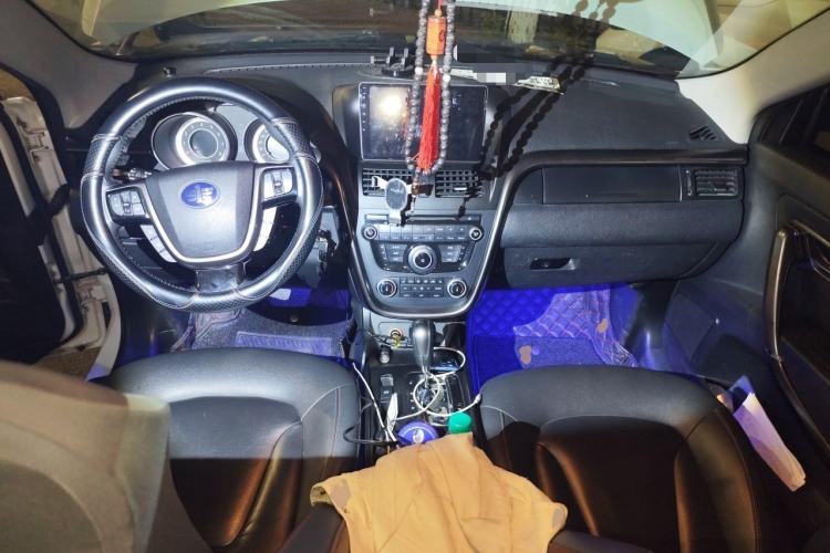 Used Bestune X80 2013 2.0L automatic luxury version Center Console