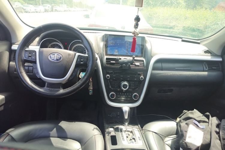 Used Bestune X80 2013 2.0L automatic luxury version Center Console