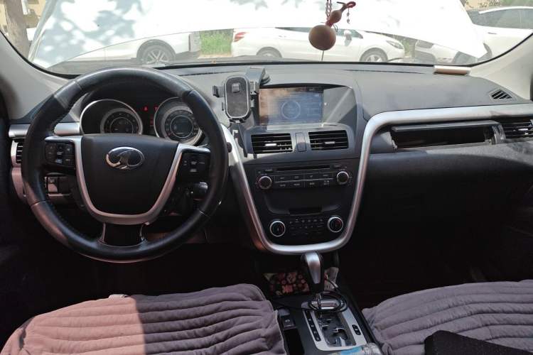 Used Bestune X80 2013 2.0L automatic luxury version Center Console