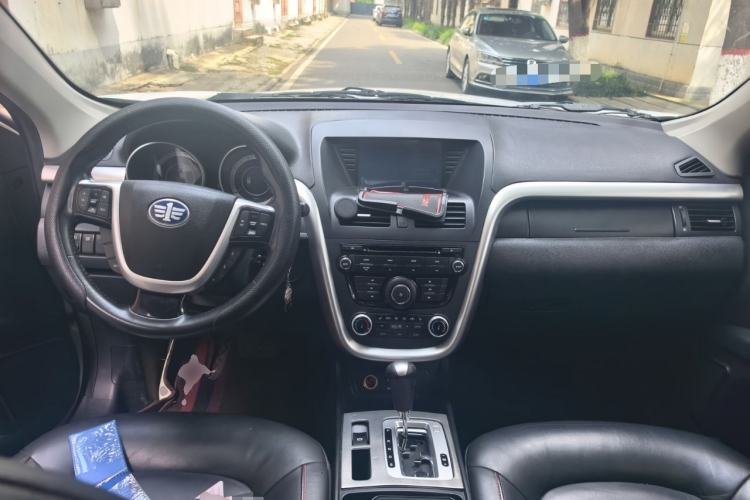 Used Bestune X80 2013 2.0L automatic luxury version Center Console