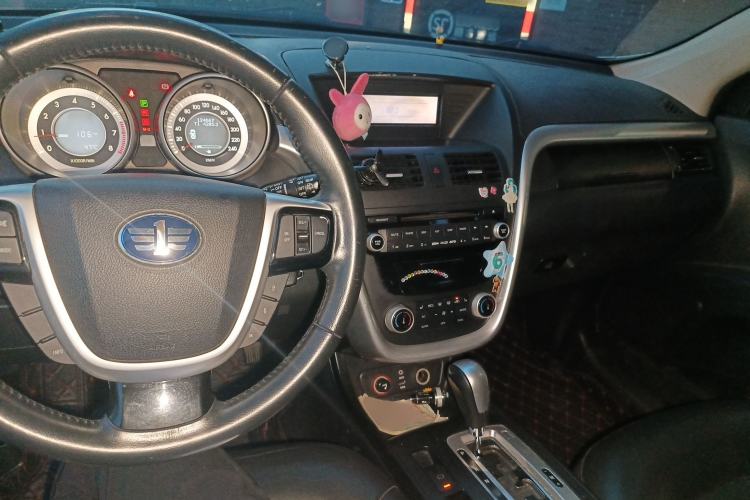 Used Bestune X80 2013 2.0L automatic luxury version Center Console