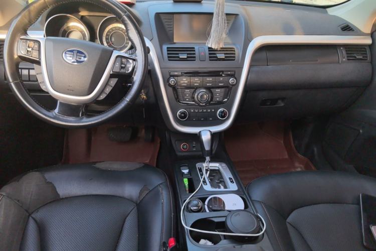 Used Bestune X80 2013 2.0L automatic comfort version Center Console