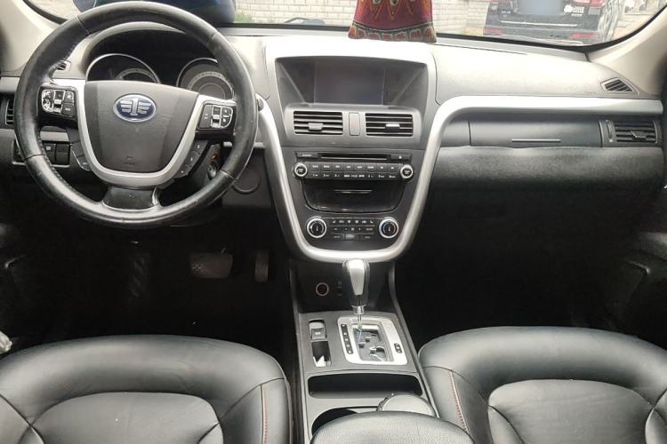 Used Bestune X80 2013 2.0L automatic luxury version Center Console