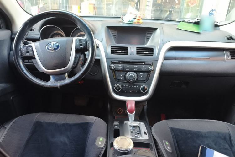 Used Bestune X80 2013 2.0L automatic comfort version Center Console