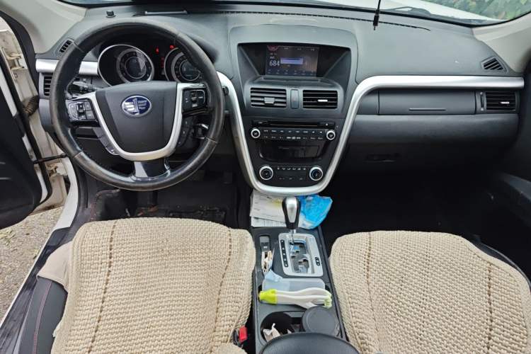Used Bestune X80 2013 2.0L automatic comfort version Center Console