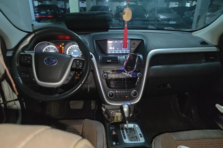 Used Bestune X80 2013 2.0L automatic comfort version Center Console