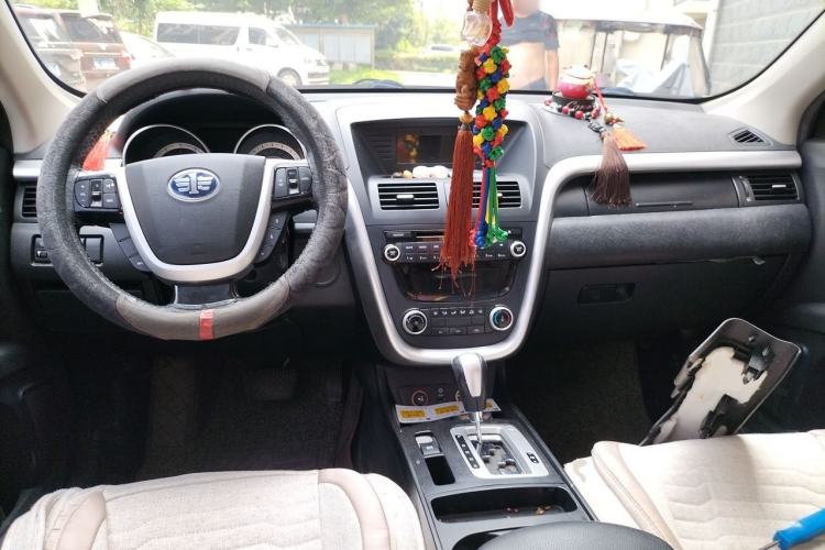 Used Bestune X80 2013 2.0L automatic comfort version Center Console