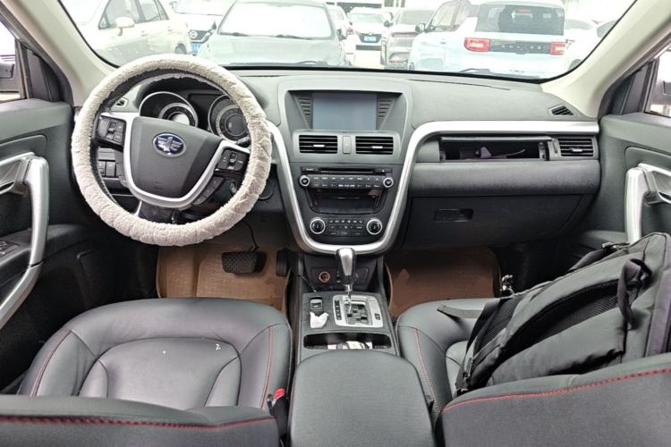 Used Bestune X80 2013 2.0L automatic luxury version Center Console