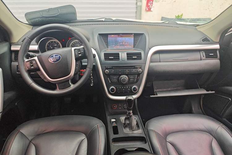 Used Bestune X80 2013 2.0L manual luxury version Center Console