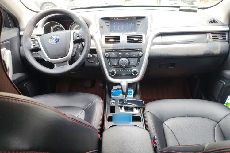 Used Bestune X80 2013 2.0L automatic comfort version Center Console