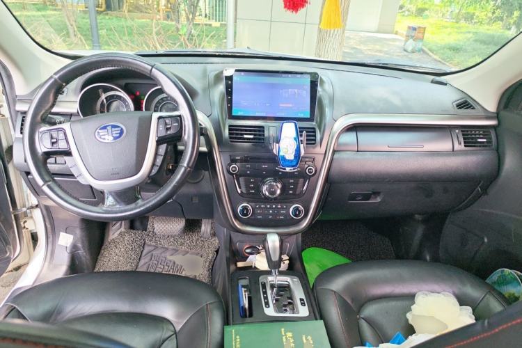 Used Bestune X80 2013 2.0L automatic luxury version Center Console