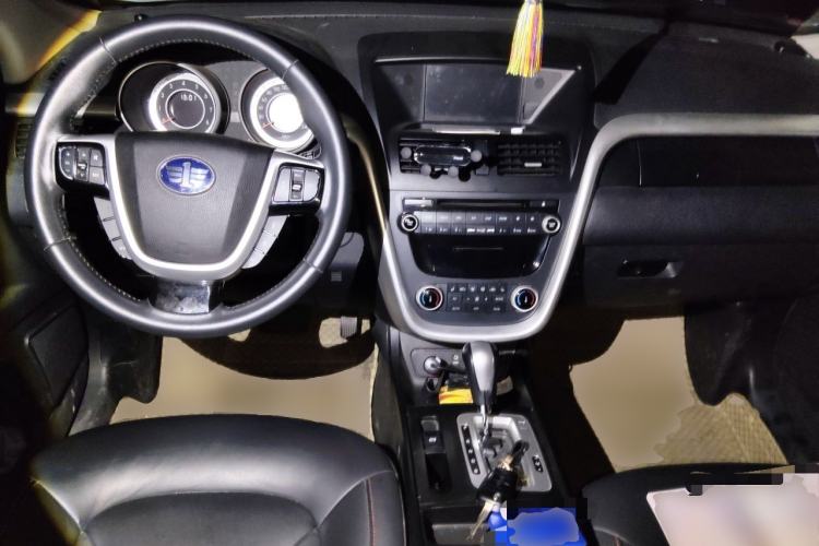 Used Bestune X80 2013 2.0L automatic luxury version Center Console