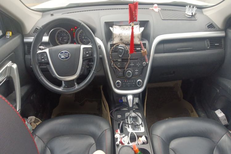 Used Bestune X80 2013 2.0L automatic luxury version Center Console