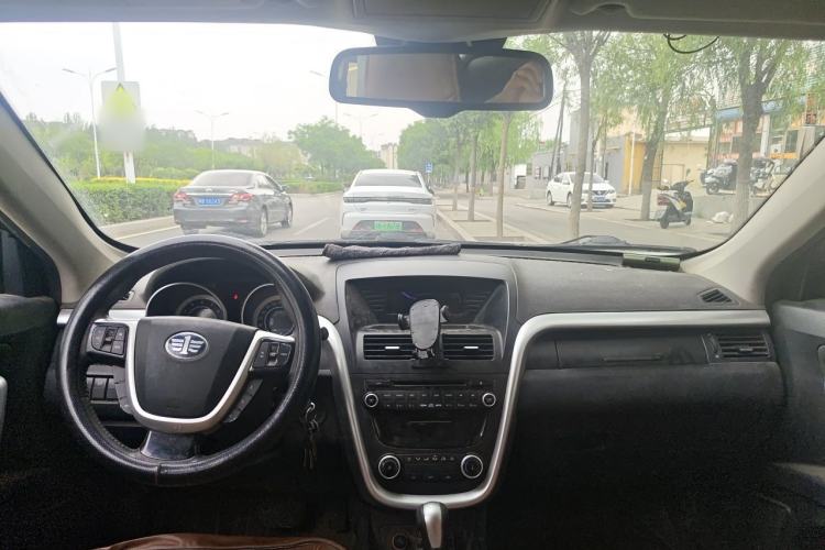 Used Bestune X80 2013 2.0L automatic comfort version Center Console