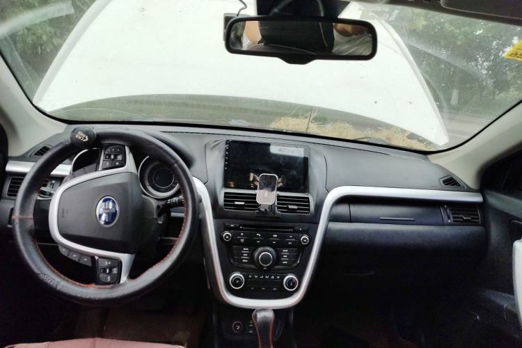 Used Bestune X80 2013 2.0L automatic comfort version Center Console
