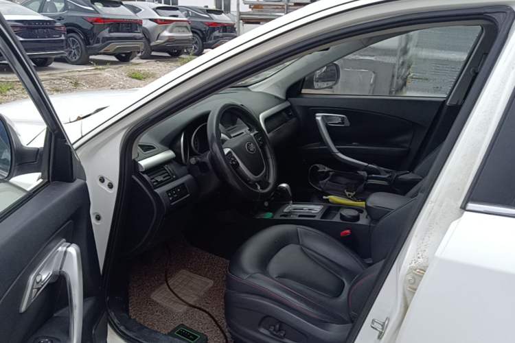 Used Bestune X80 2013 2.0L automatic luxury version Driver Seat