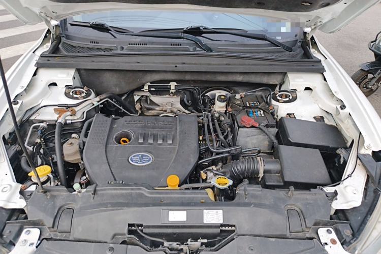 Used Bestune X80 2013 2.0L automatic comfort version Engine Bay