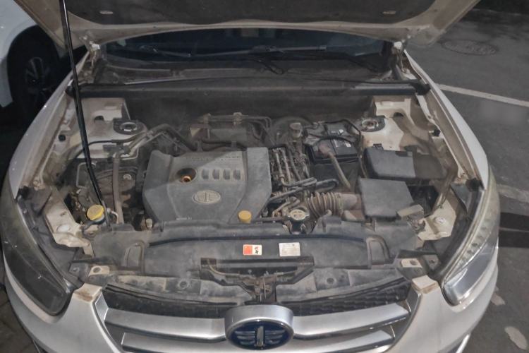 Used Bestune X80 2013 2.0L automatic comfort version Engine Bay