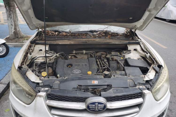 Used Bestune X80 2013 2.0L automatic comfort version Engine Bay