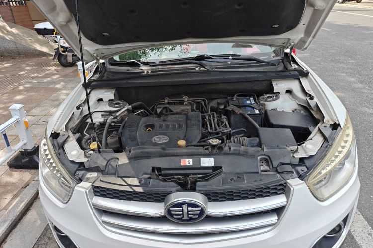 Used Bestune X80 2013 2.0L automatic comfort version Engine Bay