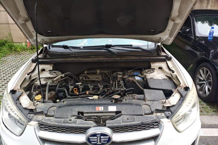 Used Bestune X80 2013 2.0L automatic luxury version Engine Bay