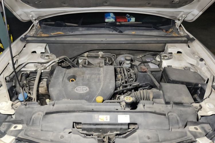 Used Bestune X80 2013 2.0L automatic luxury version Engine Bay