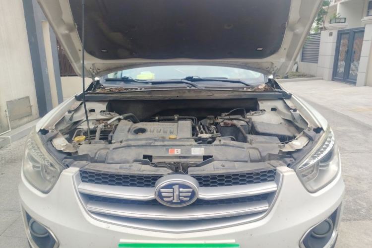 Used Bestune X80 2013 2.0L automatic luxury version Engine Bay