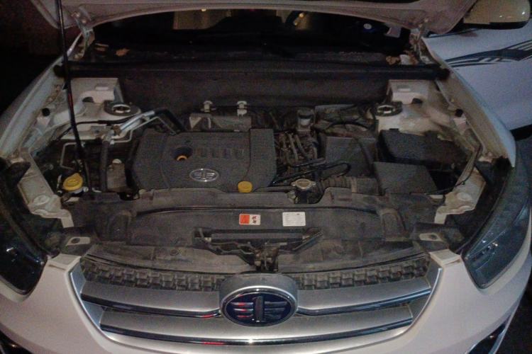 Used Bestune X80 2013 2.0L automatic comfort version Engine Bay