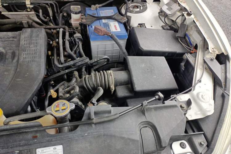 Used Bestune X80 2013 2.0L automatic luxury version Engine Bay Left