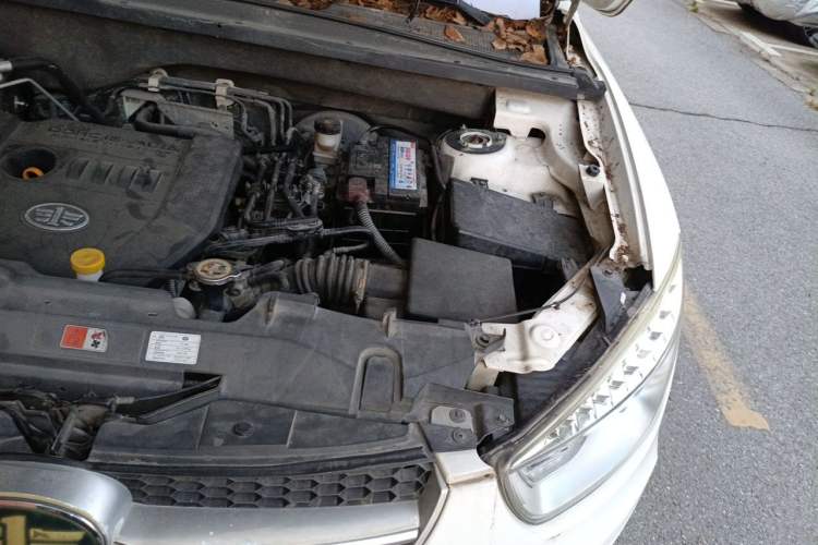 Used Bestune X80 2013 2.0L automatic luxury version Engine Bay Left