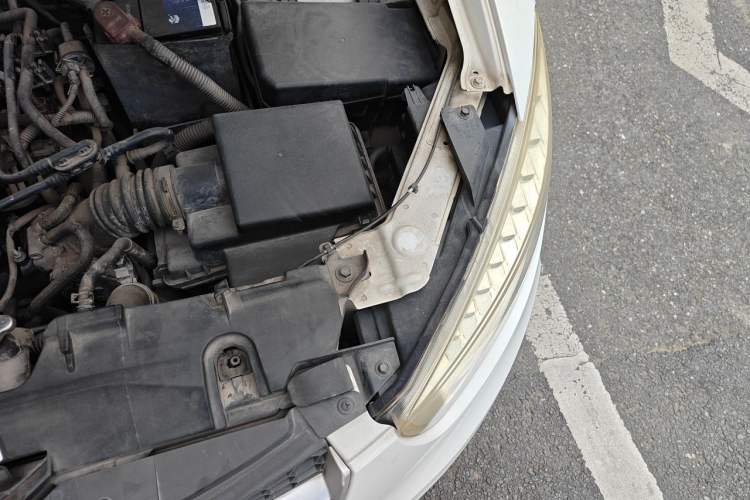 Used Bestune X80 2013 2.0L automatic comfort version Engine Bay Left