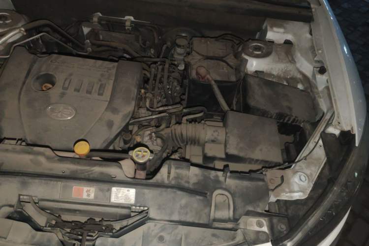 Used Bestune X80 2013 2.0L automatic luxury version Engine Bay Left