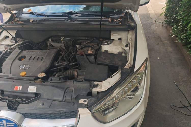 Used Bestune X80 2013 2.0L automatic luxury version Engine Bay Left