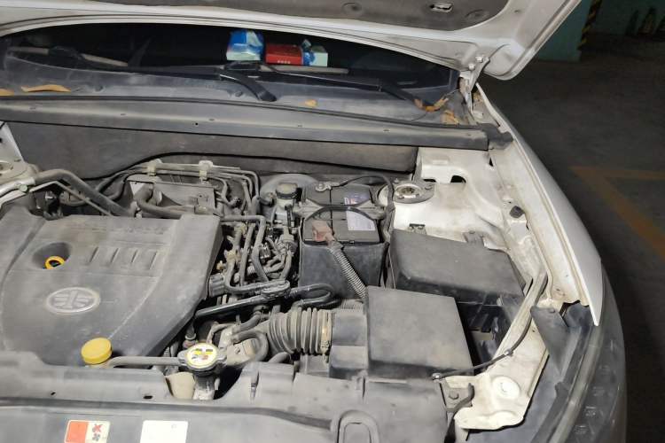 Used Bestune X80 2013 2.0L automatic luxury version Engine Bay Left