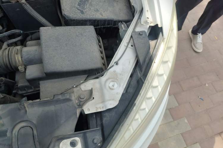 Used Bestune X80 2013 2.0L automatic luxury version Engine Bay Left