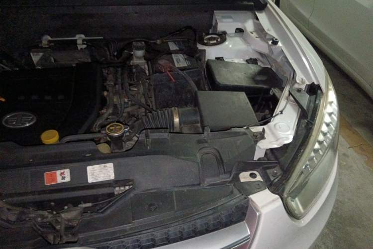 Used Bestune X80 2013 2.0L automatic luxury version Engine Bay Left