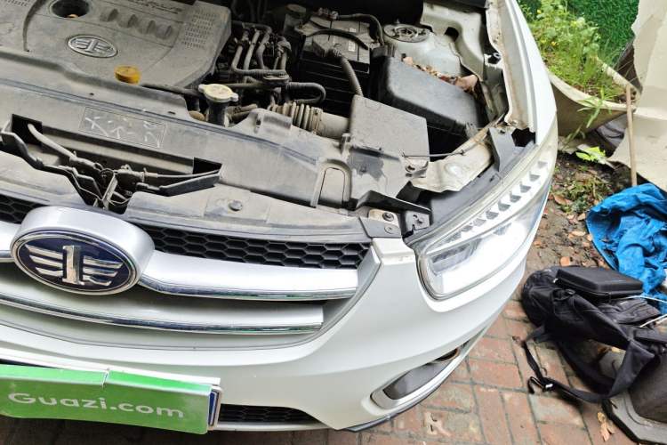 Used Bestune X80 2013 2.0L automatic luxury version Engine Bay Left