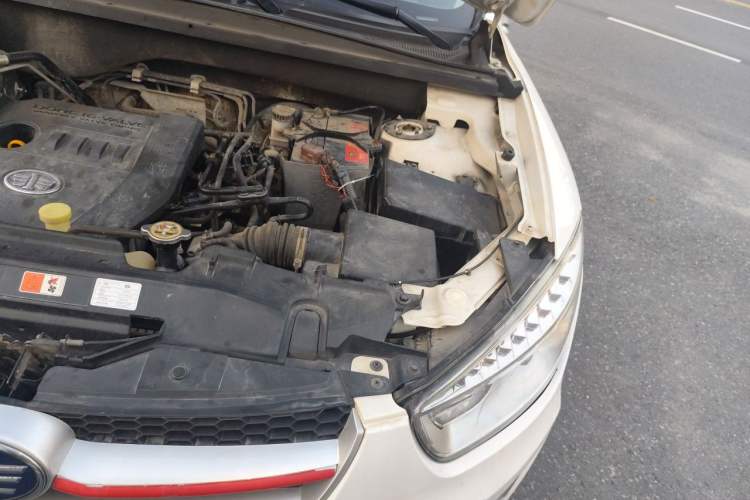 Used Bestune X80 2013 2.0L automatic luxury version Engine Bay Left