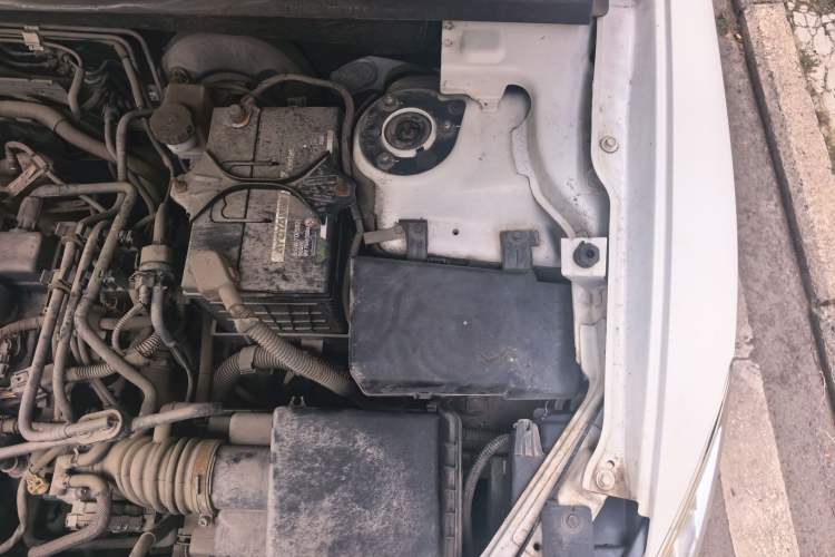 Used Bestune X80 2013 2.0L automatic luxury version Engine Bay Left
