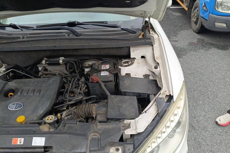 Used Bestune X80 2013 2.0L automatic luxury version Engine Bay Left